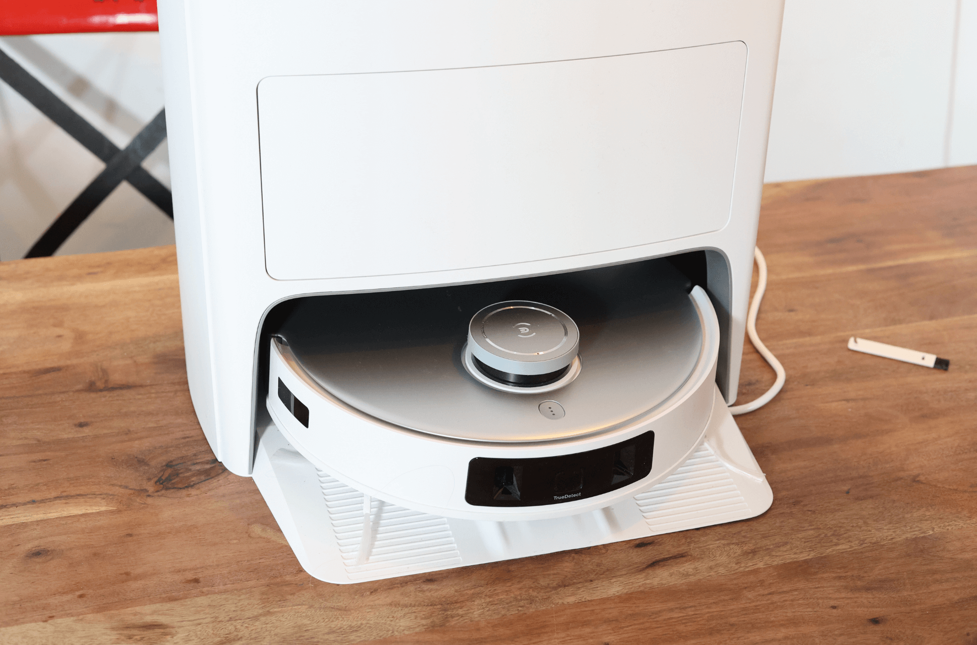 Die weichen Kanten der ECOVACS DEEBOT T20 OMNI Station sind in der Nahaufnahme zu sehen.